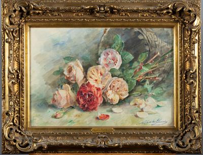 un tableau représentant des roses, dans un cadre doré, posé sur une table