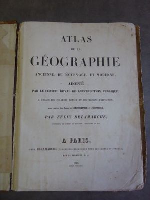 un vieux livre portant un titre, posé sur une table