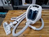 un aspirateur posé sur une table en bois