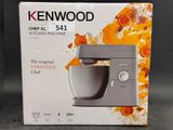 Coffret d'un robot de cuisine Kenwood posé sur une table