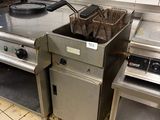 une photo d'une cuisine professionnelle équipée d'une cuisinière et d'une friteuse