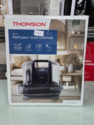 un carton contenant un aspirateur posé sur une table