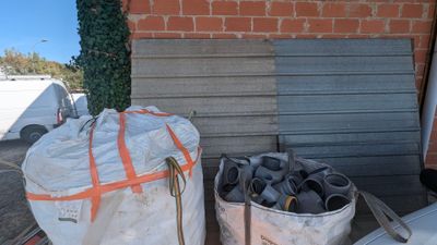 un grand sac rempli de pneus posé à côté d'une camionnette blanche