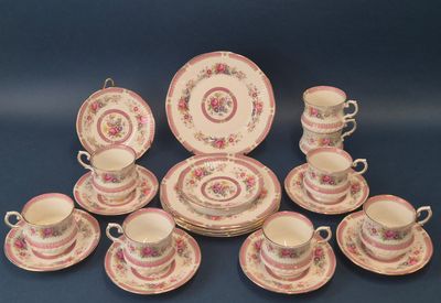 un groupe de tasses et de soucoupes posées sur une table