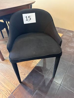 une chaise noire sur laquelle est accrochée une étiquette de prix
