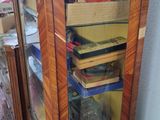 une armoire qui contient beaucoup de livres