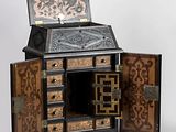 une petite armoire en bois comportant de nombreux tiroirs à l'intérieur
