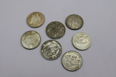six pièces différentes sont disposées en cercle sur une surface blanche