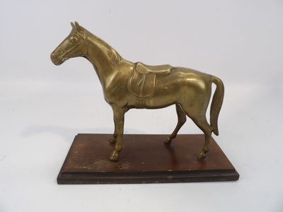 statue en bronze d'un cheval sur un socle en bois sur fond blanc