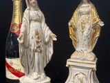 deux figurines représentant une femme et une bouteille de vin posées sur une table