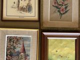quatre tableaux encadrés sur le mur d'une pièce