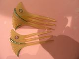 deux peignes jaunes posés sur un fond rose