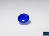 une pierre de saphir bleu sur une surface blanche