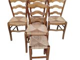 quatre chaises en bois et un tabouret sont alignés