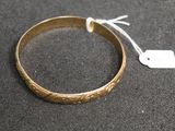 une photo d'un bracelet en or sur lequel figure une étiquette de prix