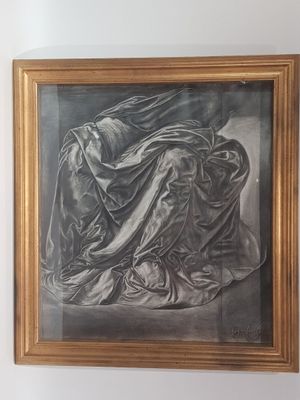 une image d'un tableau sur le mur d'une pièce