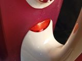 un gros plan sur un fer à repasser à vapeur rouge et blanc