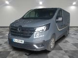 la camionnette grise est garée sur un sol en damier dans le garage