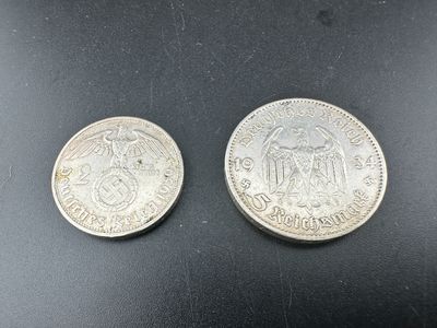 deux pièces d'argent, dont l'une représente une femme et l'autre un homme