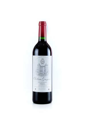une bouteille de vin rouge posée sur une table blanche