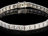 gros plan d'un bracelet en diamant sur une surface noire