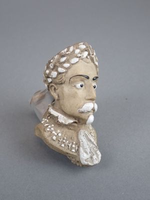 une petite statue représentant un homme coiffé d'une couronne