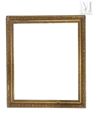un cadre photo doré sur fond blanc