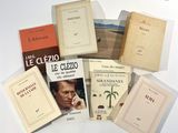 plusieurs livres posés sur une table avec un fond blanc et un fond blanc