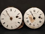 deux horloges posées côte à côte sur une table