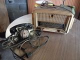 une petite table sur laquelle se trouvent une radio et un téléphone