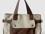une image représentant un sac à main marron et blanc sur fond blanc