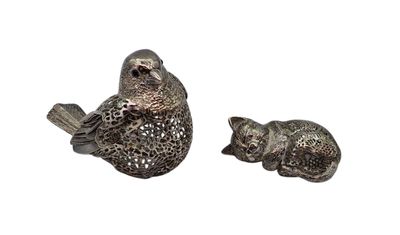 deux figurines en argent représentant des oiseaux perchés sur une branche