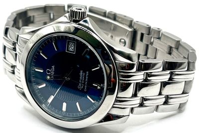 une montre en argent avec un cadran bleu et un bracelet en argent