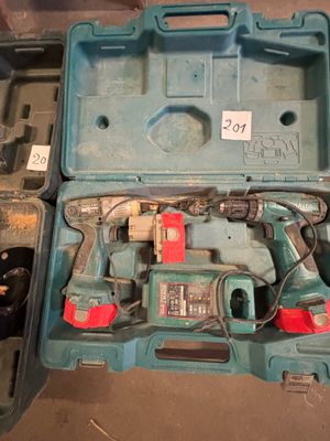 une boîte à outils bleue contenant deux outils