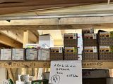 de nombreux paquets de cigarettes sur une étagère dans un magasin