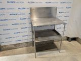 une photo d'une table de travail en acier inoxydable dans une pièce