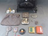 un grand nombre d'objets posés sur une table