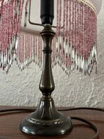 Lampe au pied balustre sur lequel repose un abat-jour en ver… (photo 5)
