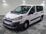 la camionnette blanche est garée dans une grande pièce au sol en damier