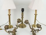 une paire de lampes de table anciennes en laiton, chacune munie d'un abat-jour