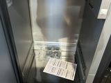 une petite armoire métallique contenant un journal