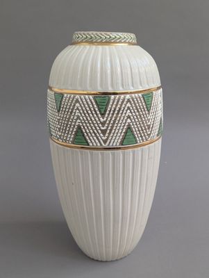 un vase blanc orné d'un motif vert et blanc