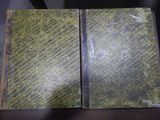 deux livres posés sur une table