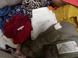 une pile de vêtements posée sur le sol