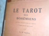 un livre posé sur une table