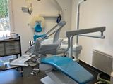 a dentist ' s chair in the middle of the room