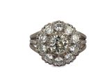 gros plan d'une bague en diamant sur fond blanc