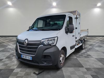 la photo d'un camion blanc garé dans une pièce