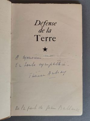 un livre ouvert avec une écriture dessus, posé sur une table