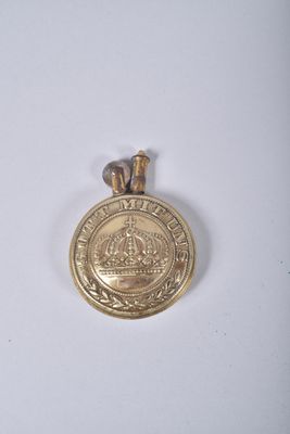 Gros plan sur une médaille d'or ornée d'une couronne